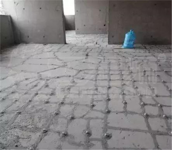 现浇钢筋混凝土楼出现板裂缝要怎么处理