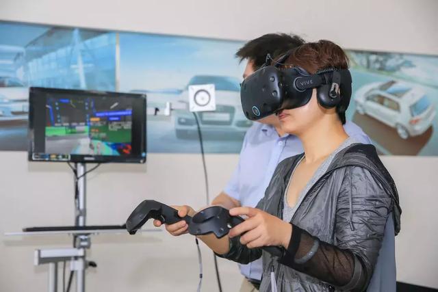 智慧工厂-体验新能源汽车VR培训